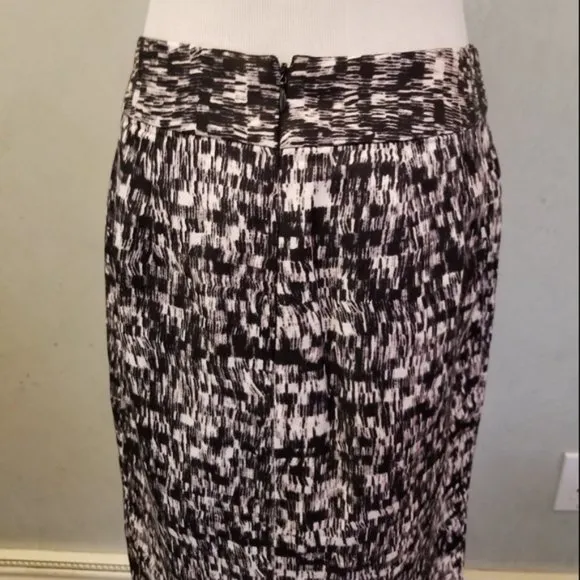 Banana Republic black and white skirt size 2 (N9)