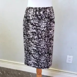 Banana Republic black and white skirt size 2 (N9)
