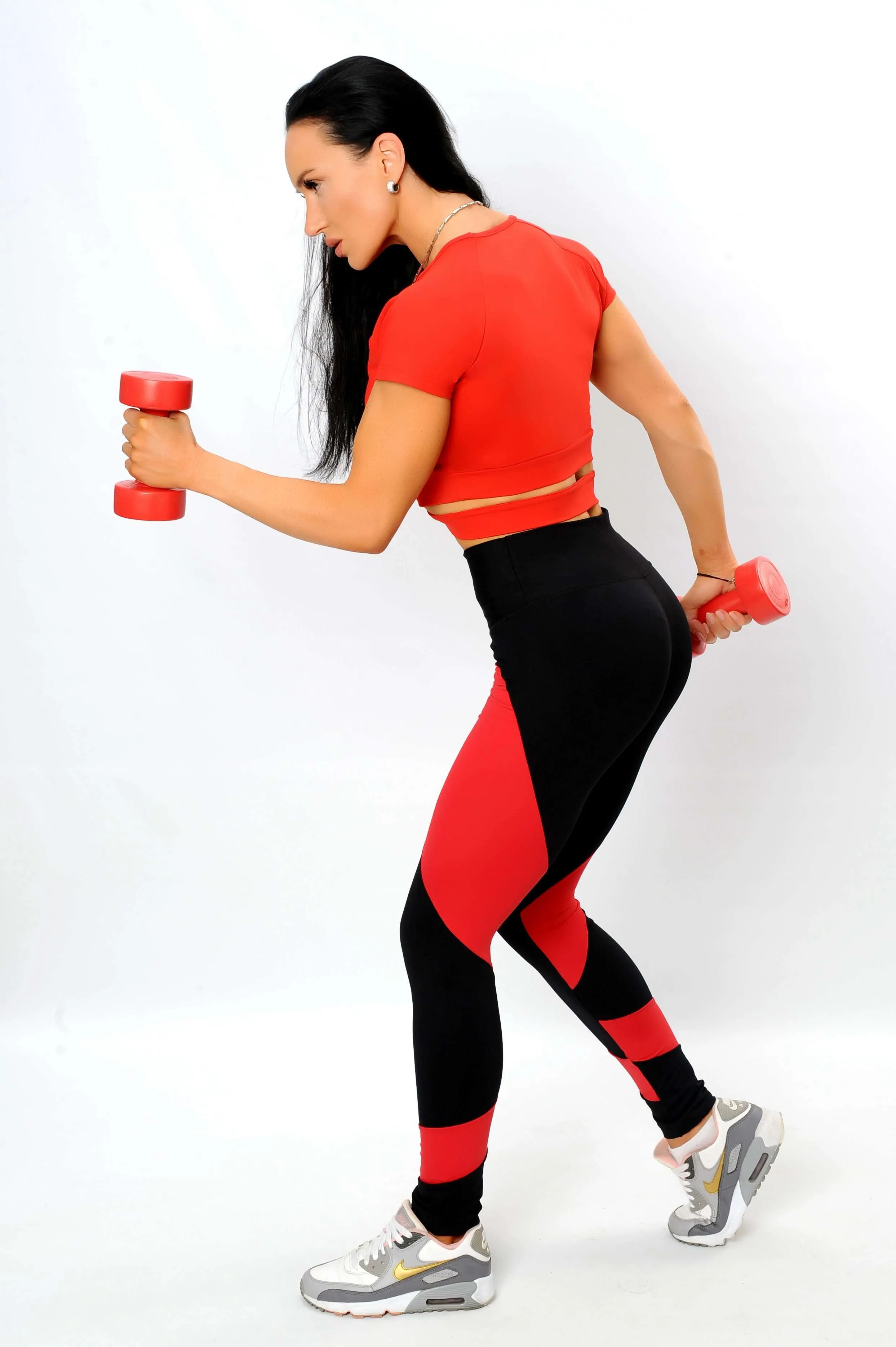 Crop top rojo de deporte.