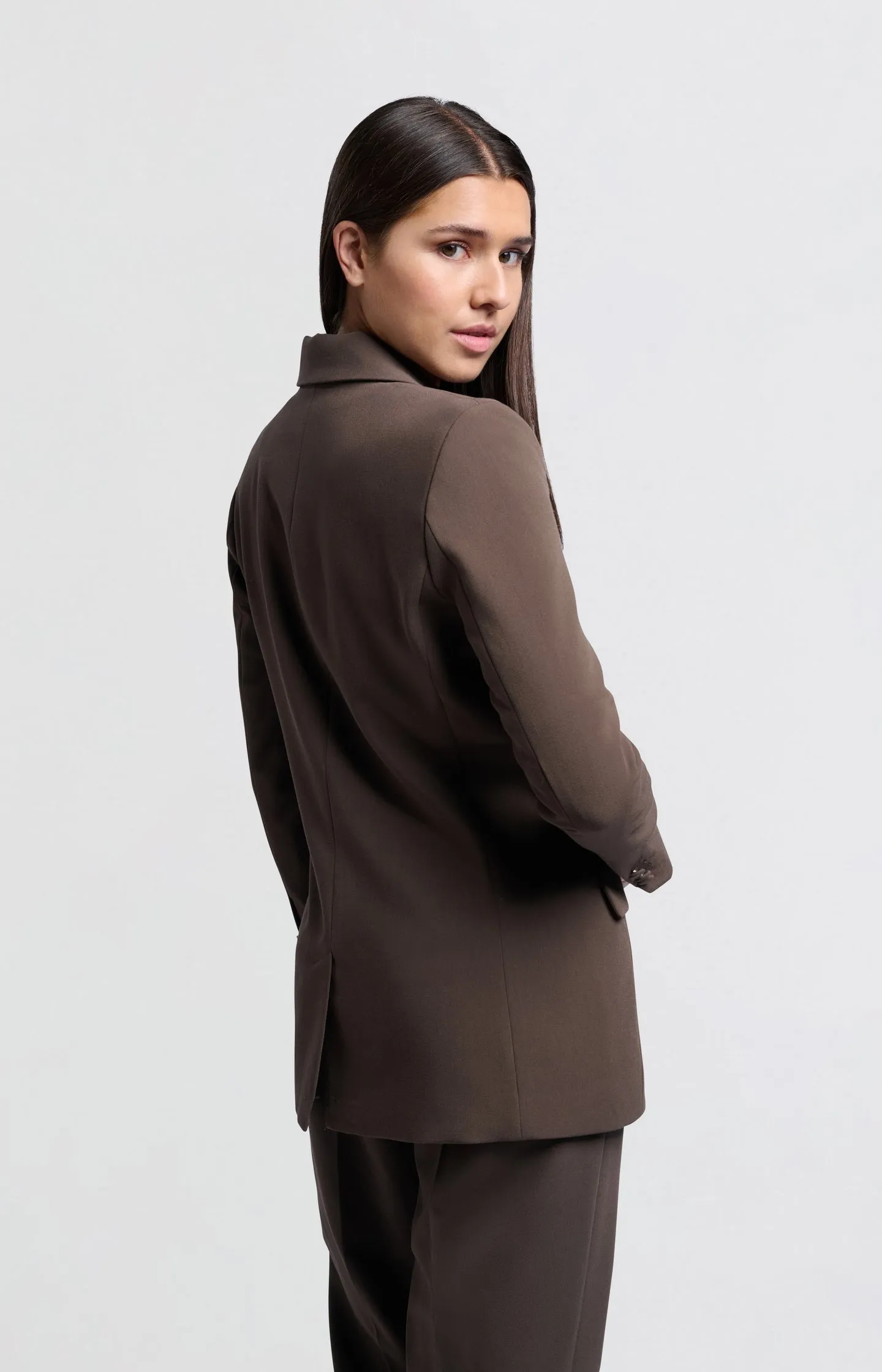 Woven blazer with fitted fit, button and pockets
